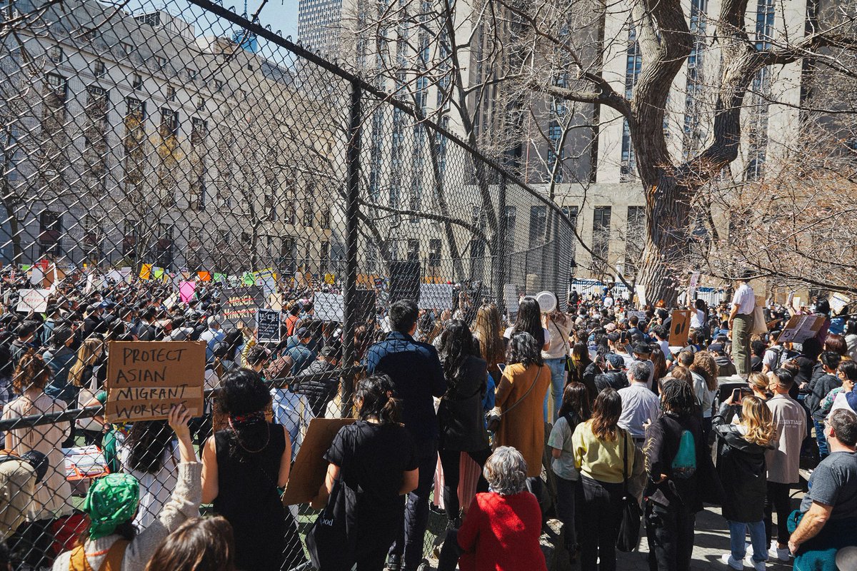voguemagazine's tweet photo. This weekend's protest was organized by Coffey & #RunningtoProtest, artist @PowerMalu, and designers Dao-Yi Chow (@alldaydaoyi), @prabalgurung, and @31philliplim
See more, here https://t.co/FpBH7ko2Vl https://t.co/MTpUUJEkVf