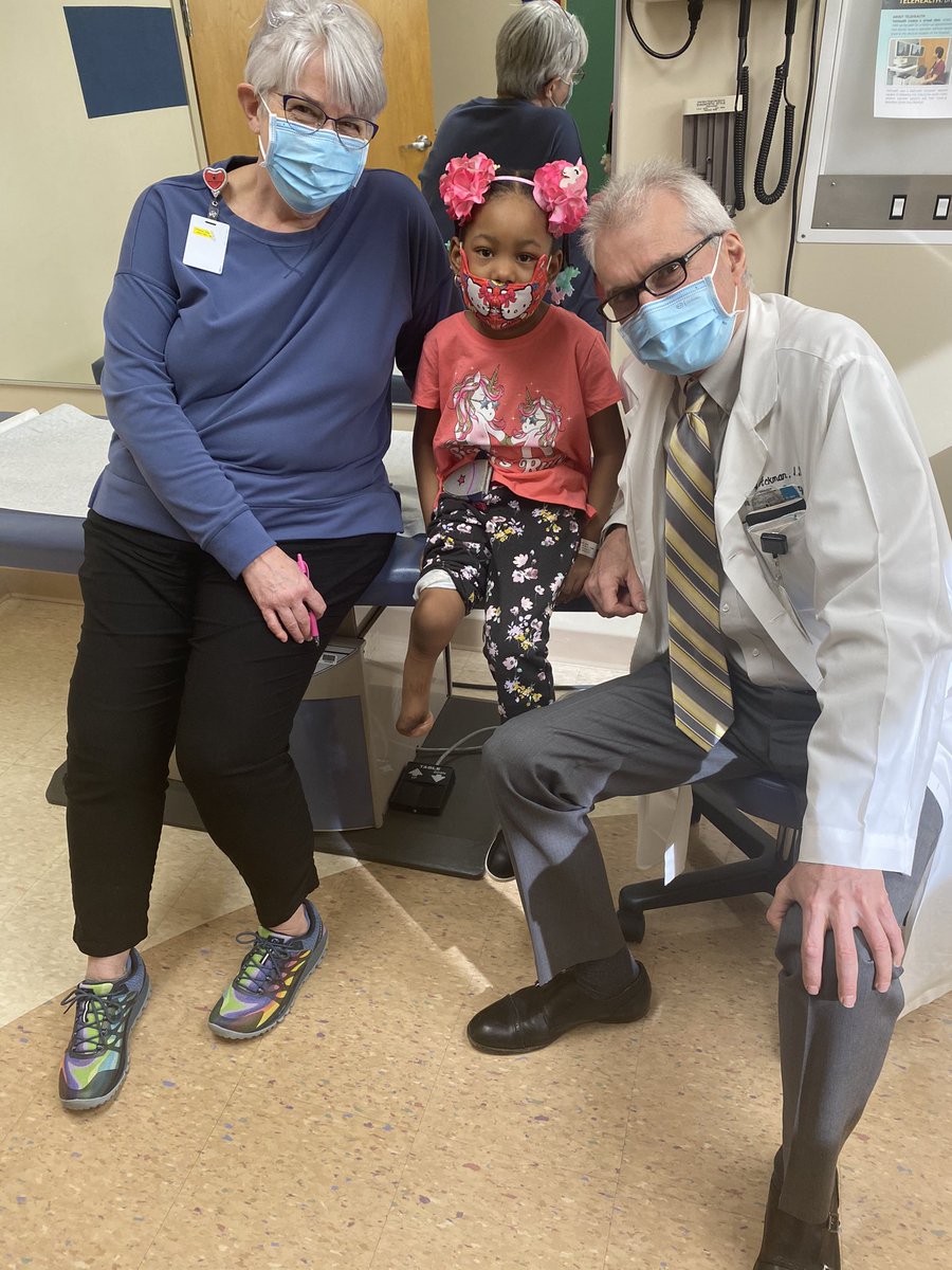 ShrinersChicago's tweet image. Here’s Kourtney, rockin the hair bows, with Dr Ackman and nurse Cathy at last week’s checkup. #limbdifferences #shrinershospitals