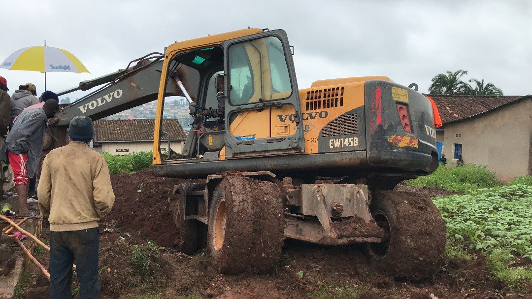 NewTimesRwanda's tweet photo. Officials and residents in Muhanga today discovered a mass grave holding victims of the 1994 genocide against the Tutsi in the backyard of an ADEPR Church located in Gahogo.

📸 @rbarwanda https://t.co/An494ptcgG