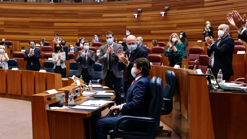 Queremos felicitar a nuestro presidente <a href="/alferma1/">Alfonso F. Mañueco</a> que seguirá al frente del Gobierno de la <a href="/jcyl/">Junta de Castilla y León</a>, más unido, eficaz, estable y centrado, si cabe; y siempre trabajando en lo que más importa a las empresas y a las familias, la lucha contra la #COVID19 y la estabilización económica.