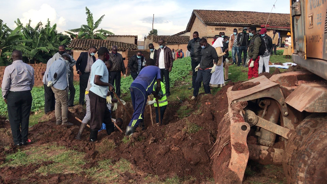 NewTimesRwanda's tweet photo. Officials and residents in Muhanga today discovered a mass grave holding victims of the 1994 genocide against the Tutsi in the backyard of an ADEPR Church located in Gahogo.

📸 @rbarwanda https://t.co/An494ptcgG