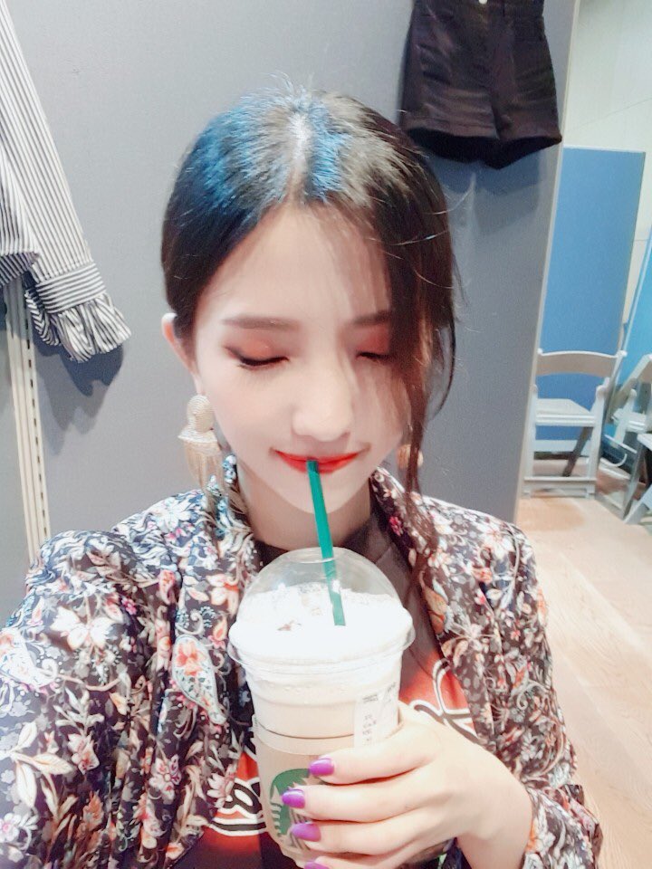 GINDIE_twt's tweet photo. ¡ MIRAI ! 𓂃 ⋆ ╱ (🎴__,,) — #𝖧𝖠𝖭𝖭 ˓ ⌕ 𝗉𝗅𝖺𝗒𝗅𝗂𝗌𝗍 ᜊ ᔾ ࿔ ͙ 𓈈 𝗹𝗶𝘀𝘁𝗲𝗻𝗶𝗻𝗴 𝘁𝗼:
Y ya con mi cafecito, me relajo haciendo #StreamDown4U a @PRODBM_. Su voz con el ritmo de la canción congenian tan bien y estoy agradecida de poder conocer este temón. ♡ https://t.co/UBt1wbU0bi