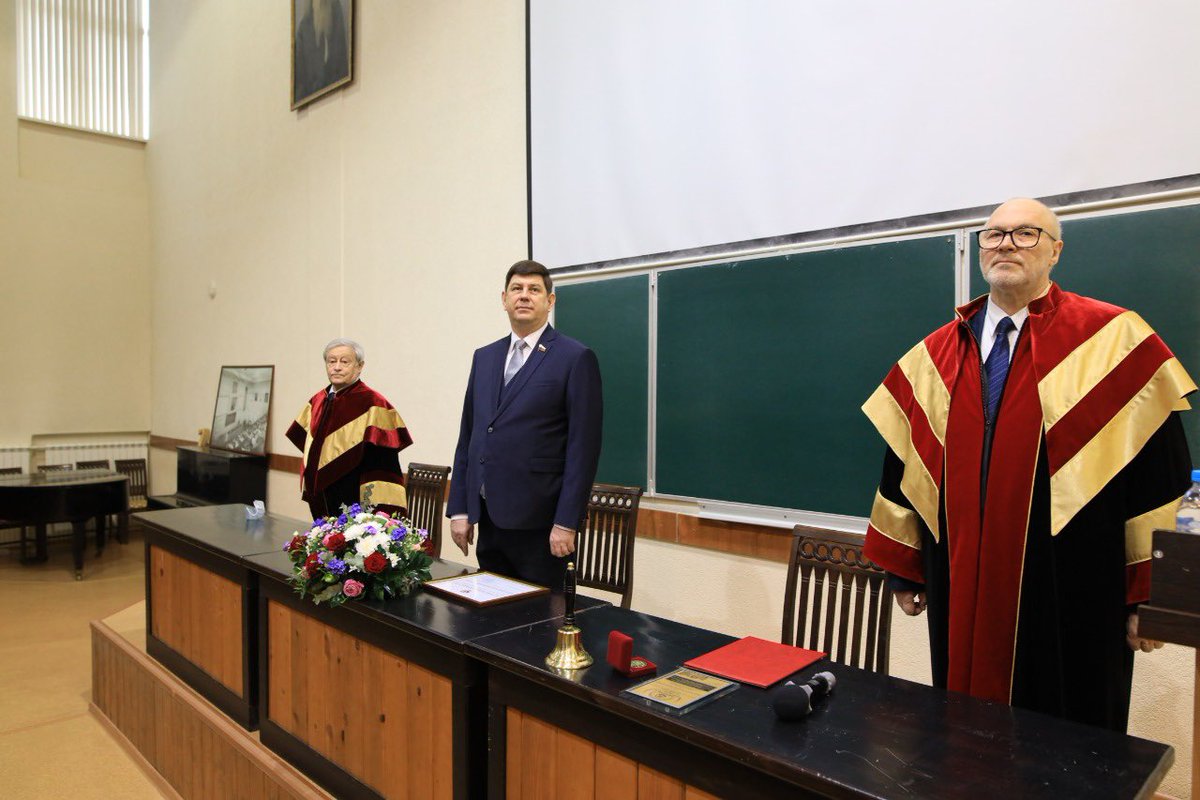 Сегодня вручил Почётную грамоту Совета Федерации легендарному Ивановскому химтеху! 90 лет вуз успешно  готовит для страны инженеров-химиков и ведёт как прикладные, так и фундаментальные научные исследования. Поздравляю всех сопричастных! Vivat Academia! Vivant professores!