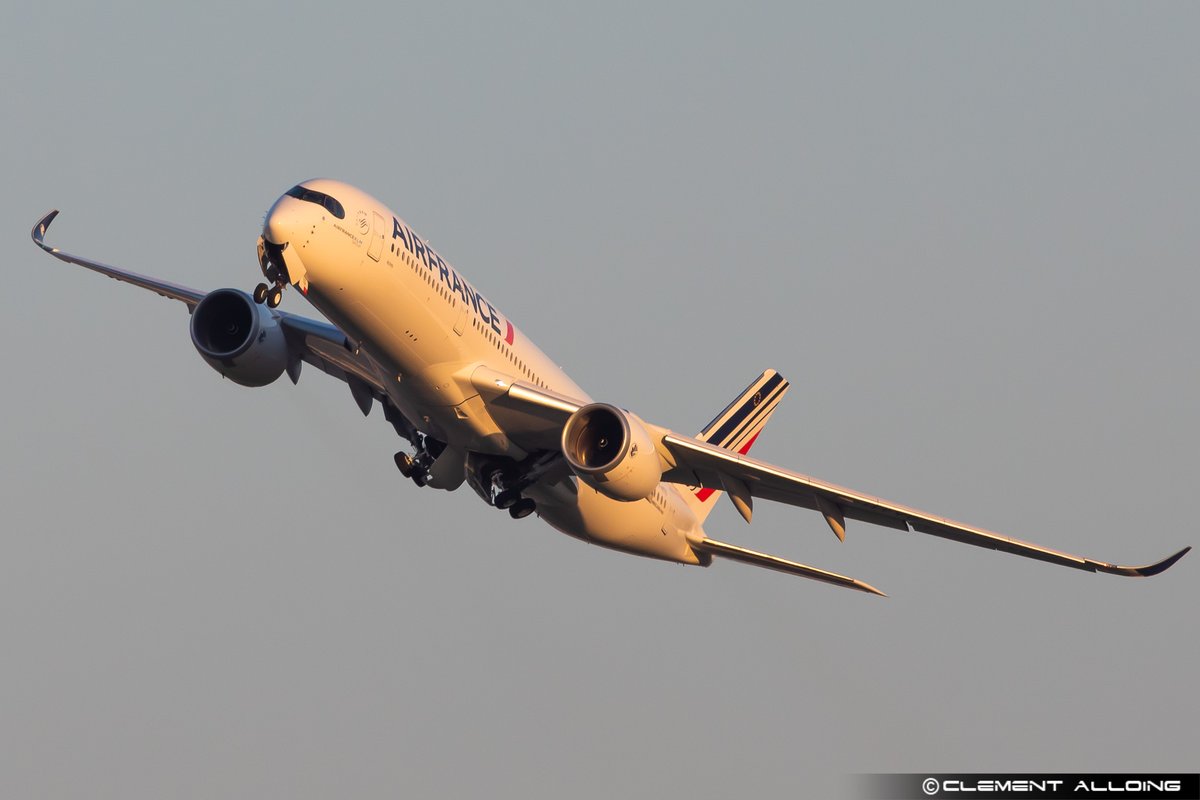 CAlloing's tweet photo. #Reims is now delivered ! Brand new #Airbus #A350 for @AirFranceFR #FHTYG leave #Toulouse this afternoon #AFR372V ! Thanks to the crew for the wing wave 😍😍 @A318111 @BadreJerome @JulieTurcat  #avgeeks #Avgeek #AirFrance @VilledeReims https://t.co/FGRrRv09D2