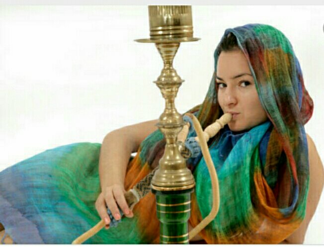 سالت عقب التعطيل دموعه
وبات دمع الورد جاريا

كان الورد رقيقاً بهمساتهِ
ولهمسات الورد صوتٌ شاديا

حارَ بين الدمع والهمس وردهُ
فآثر الهمس بدمعٍ خافيا

همساتٌ هادئةٌ أيقظن ذاكرتي
وروح الهمس بالمعزوفة باقيا

كَثُرَ الهمسُ لرخص معزوفتهِ
وغدا مبذولاً مباحاً  باليا
#عراق