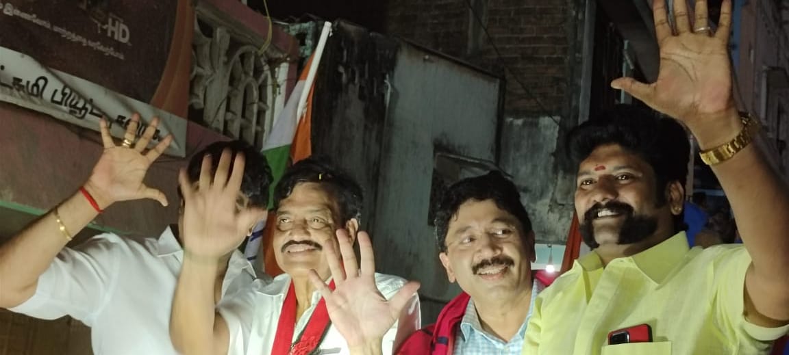 ThevarVaira's tweet photo. வென்றவனுக்கும் தோற்றவனுக்கும் வரலாறு உண்டு... வேடிக்கை பார்த்தவனுக்கும், விமர்சனம் செய்தவனுக்கும் ஒரு வரி கூட கிடையாது.. https://t.co/3VHsg2oZIy