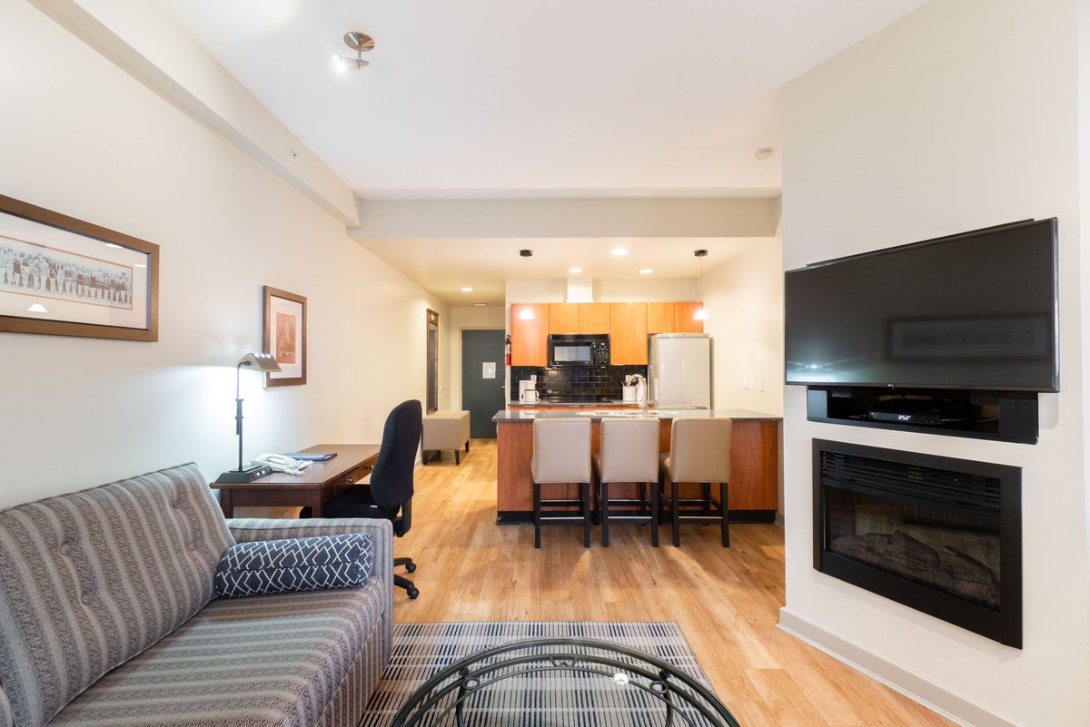Welcome to the Deluxe Two Bedroom Suite  

With two bedrooms in a beach-side location, you’ll find comfort, privacy and enough space for the whole family.  Oh did we mention you’re only steps from a stroll along our namesake, the White Rock Promenade?