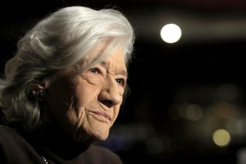 “Nunca me he desprendido de la infancia, y eso se paga caro. La inocencia es un lujo que uno no se puede permitir y del que te quieren despertar a bofetadas”.
Ana María Matute