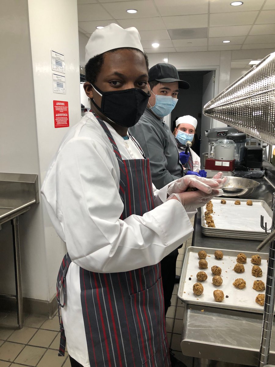 unlv_FOCUS's tweet photo. One of our favorite parts about FOCUS is seeing our students hard at work as they complete internships across campus. Huge shout out to the Fertitta Football Complex Kitchen for being one of our amazing internship sites. We are so grateful to collaborate with our UNLV community! https://t.co/c2TdFKHJT5