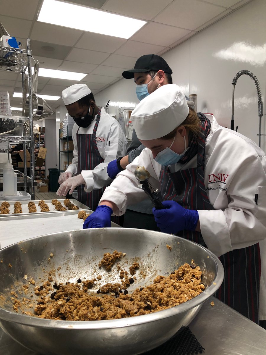 unlv_FOCUS's tweet photo. One of our favorite parts about FOCUS is seeing our students hard at work as they complete internships across campus. Huge shout out to the Fertitta Football Complex Kitchen for being one of our amazing internship sites. We are so grateful to collaborate with our UNLV community! https://t.co/c2TdFKHJT5