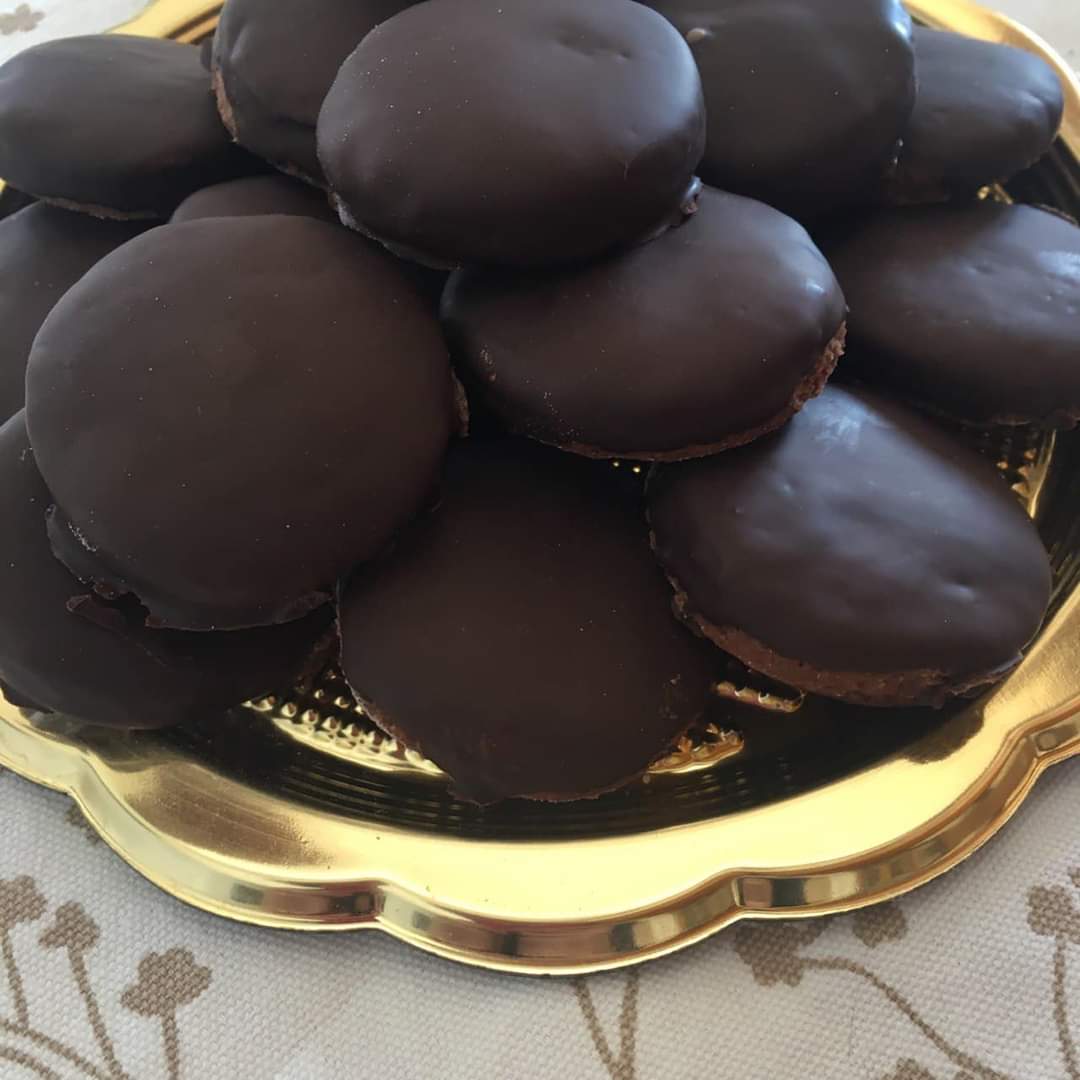 Ecco a voi le susumelle, dolci calabresi con miele, cioccolato, chiodi di garofano e cannella! 
Insomma un’esplosione inaspettata di sapori!
Trovate la ricetta qui 👉 pomodorialsole.com/recipes/2021-0… 👈

#conpomodorialsole #ricette #calabria #cucinacalabrese #foodphotography