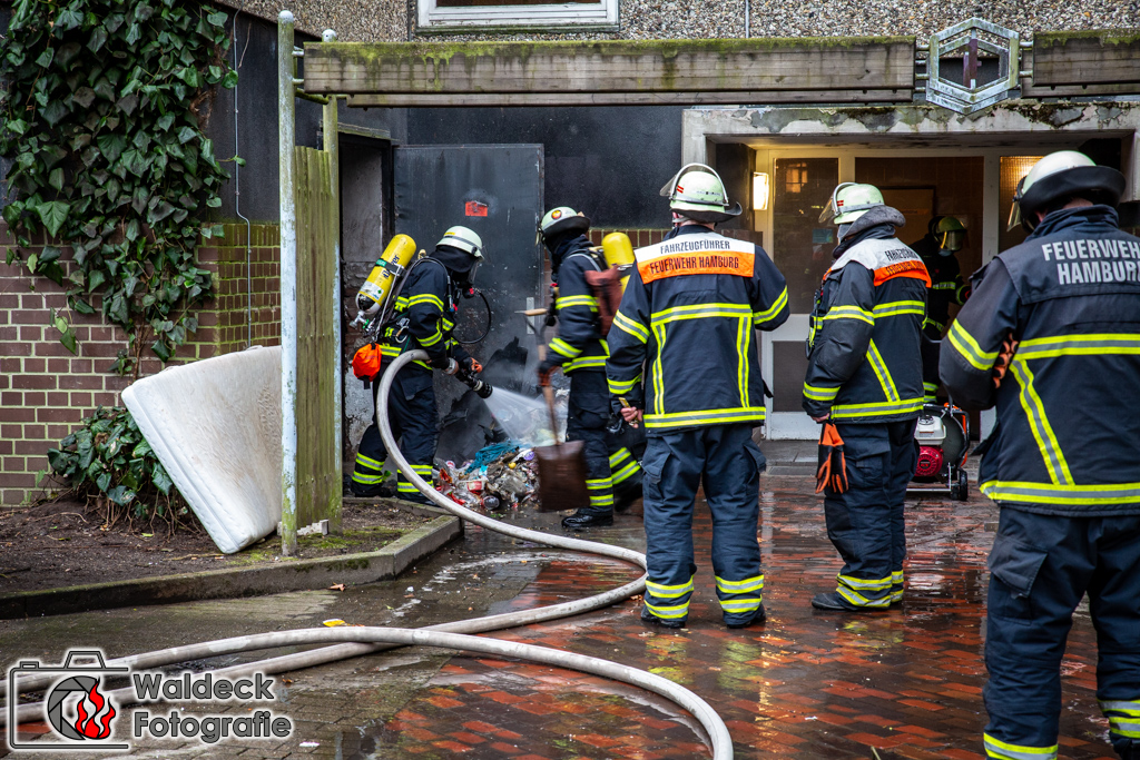 WaldeckFoto's tweet photo. #EinsatzAktuell in #Hamburg #Steilshoop - #Feuer im Hochhaus - 3 Kinder werden aus Rauchwohnung gerettet. @FeuerwehrHH gibt 2. Alarm. Mehr auf: https://t.co/adchEh3Ror https://t.co/7ZkvMKQjlo
