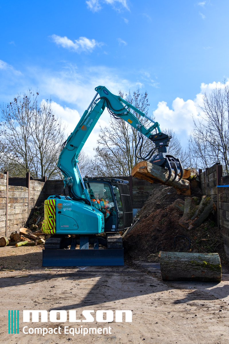 AEMG getting their new Kobelco SK75SR-7 straight to work loading the chipper.

Find out more here: molsongroup.co.uk/compact/produc…

#kobelco #aemg #sk75 #arb #deveg #chipper #siteclearance #molsoncompact #molsongroup #excavator #digger #construction #planthire #landscaping #groundworks
