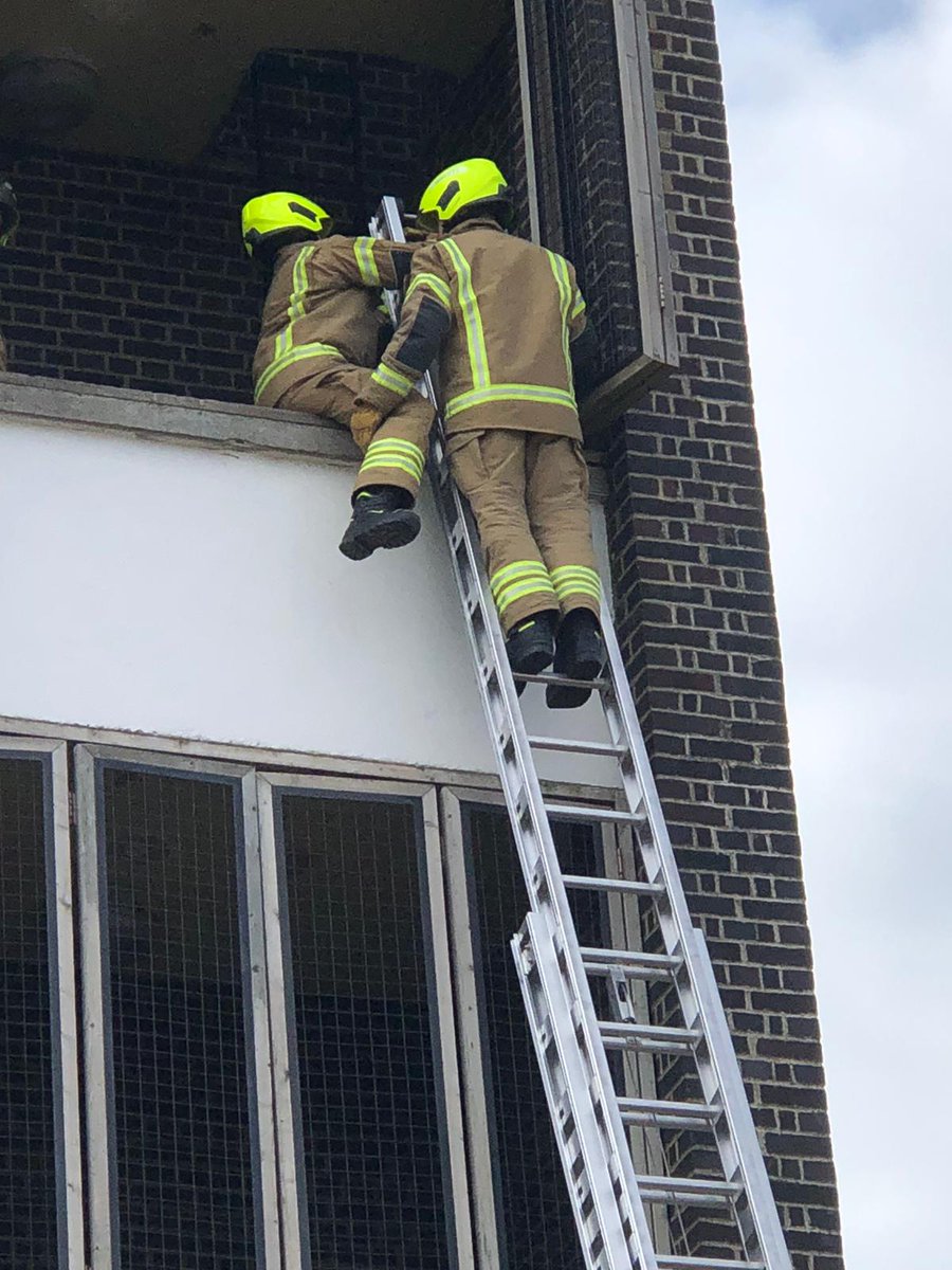 Day 6 and it was another full day for the retained recruits R2-21 no time to waste. Door enforcer, foam, roof ladders, casualty walk down and combined drills.@WSFRS_TDA #teaching #retained #firefighters @WestSussexFire #TrainingTheFuture #SunsOut