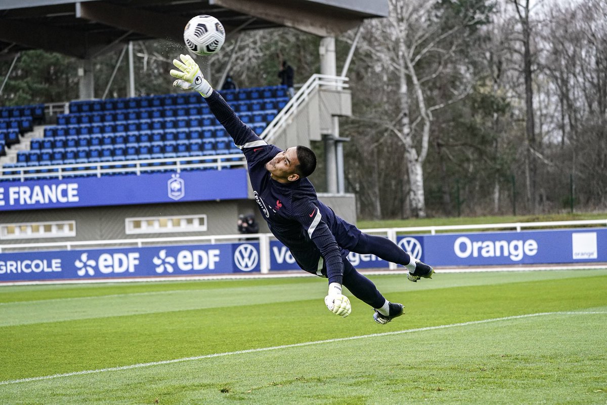equipedefrance's tweet photo. 1er entraînement de l’année 2021 ! #FiersdetreBleus https://t.co/eNNK90LKTi
