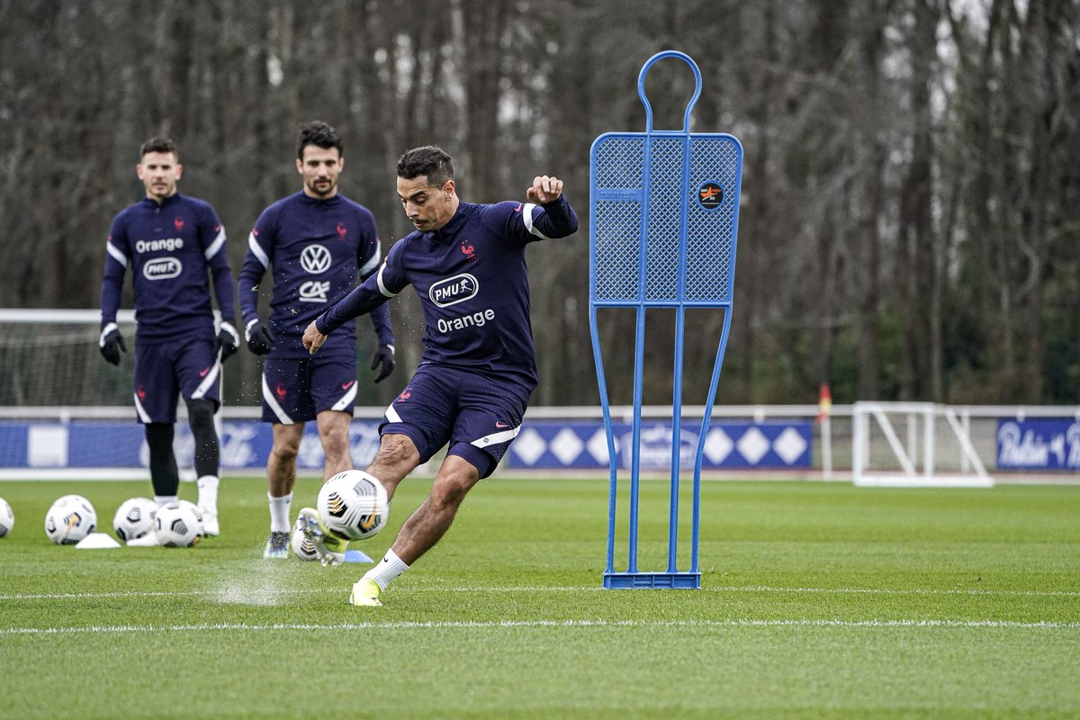 equipedefrance's tweet photo. 1er entraînement de l’année 2021 ! #FiersdetreBleus https://t.co/eNNK90LKTi