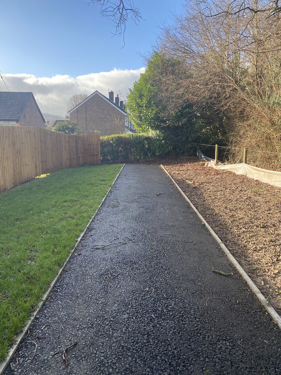 DesignSecultd's tweet photo. I thought I would share this @PlanningShit it appears to be a dead end path which is a shame as there is a primary school just off of it but no connection. So all the new residents drive around to take children to school #abergavenny #crapdesign #typicalplanningcrap https://t.co/6NU2WKgx0M