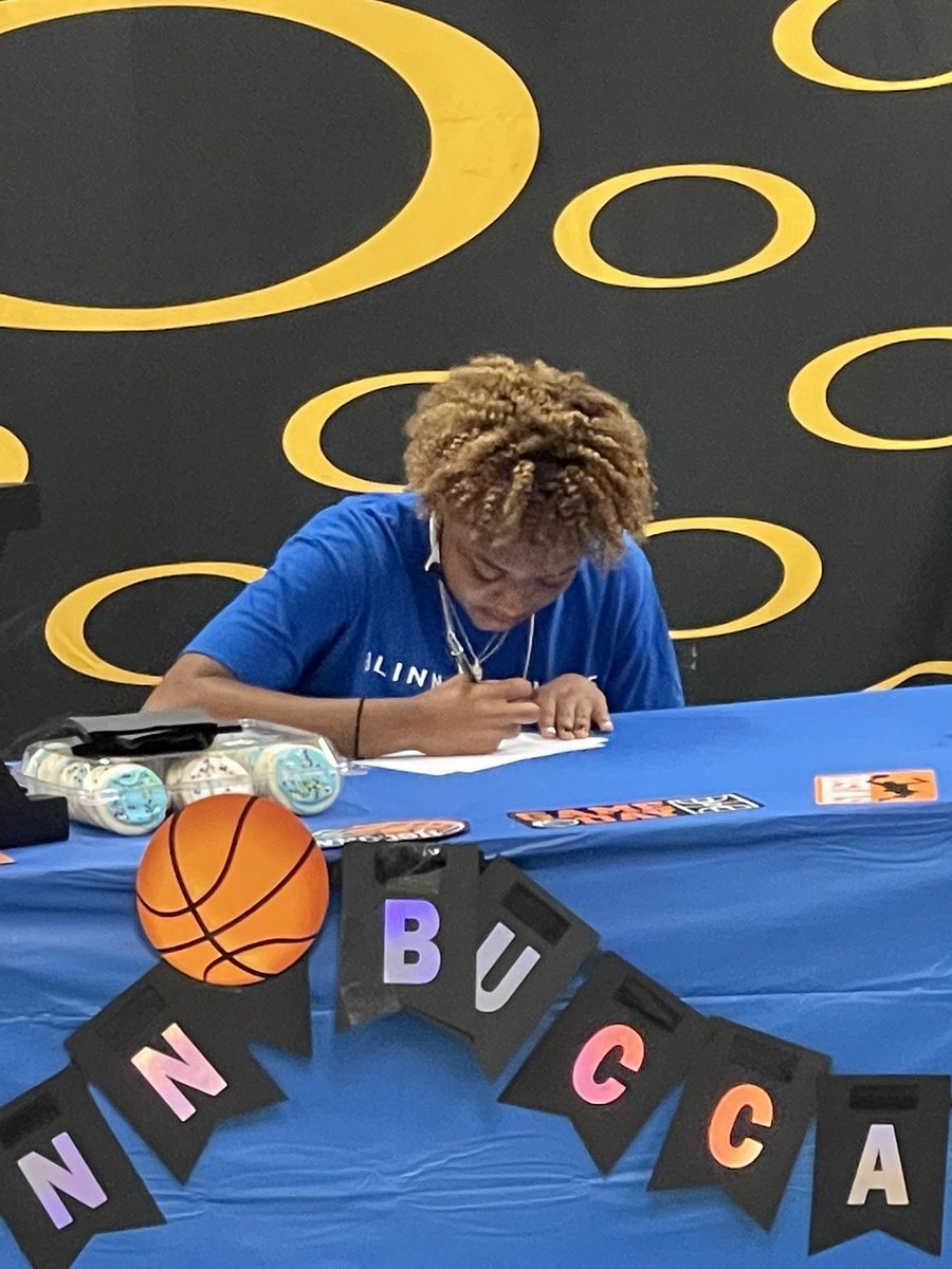 rjordan114's tweet photo. Congratulations to Kaidence Glenn as she signs her letter of intent with Blinn Junior College today. Special talent who epitomizes what a student-athlete is. Nobody beats the Oak!!! #KleinP2P #allin #oakem #OsUp https://t.co/kBjgVNZXKQ
