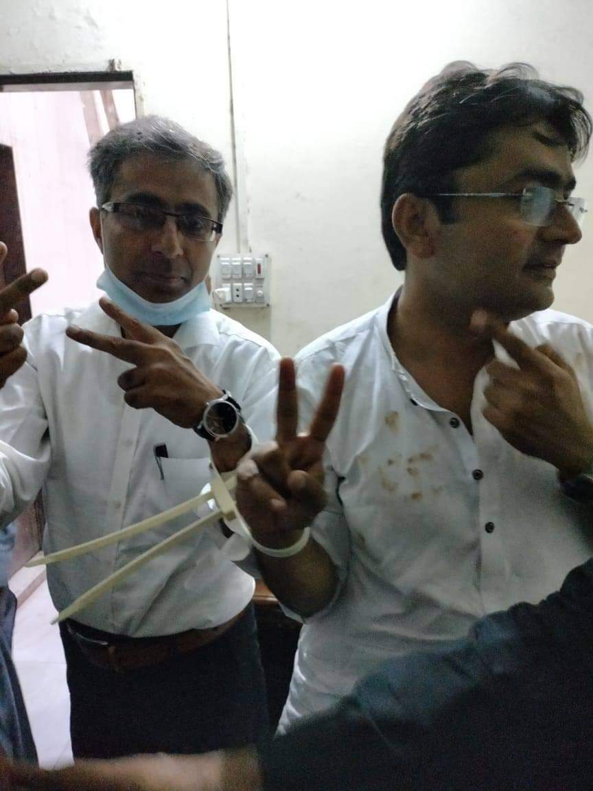 pervaiztunio's tweet photo. Strongly condemn this brutal act of Sindh Police over Head Teachers..
اپنا حق مانگنا کوئی گناہ نہیں۔۔ مسئلے کو بات چيت سے حل کيا جائے نہ کہ پر تشدد کاروایوں سے
@BBhuttoZardari
@SindhCMHouse 
@SaeedGhani1 
@SELD_Sindh https://t.co/l4ZVnZYAyL