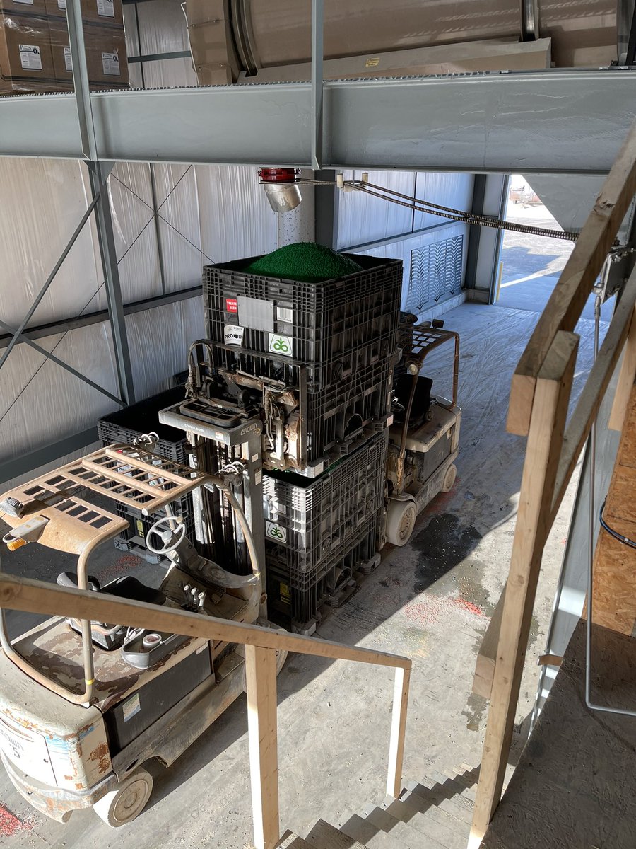 EricKnippen's tweet photo. @CraigKwap @PioneerSeeds @mlwhitinger Thanks!!  Only have one treater but when we refill boxes we use 1 box for staging and keep bringing boxes under it to fill https://t.co/ZxcFEtww13