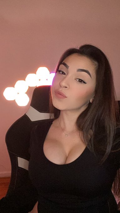 Watch Miranda's leaked NSFW photo on TwXstars