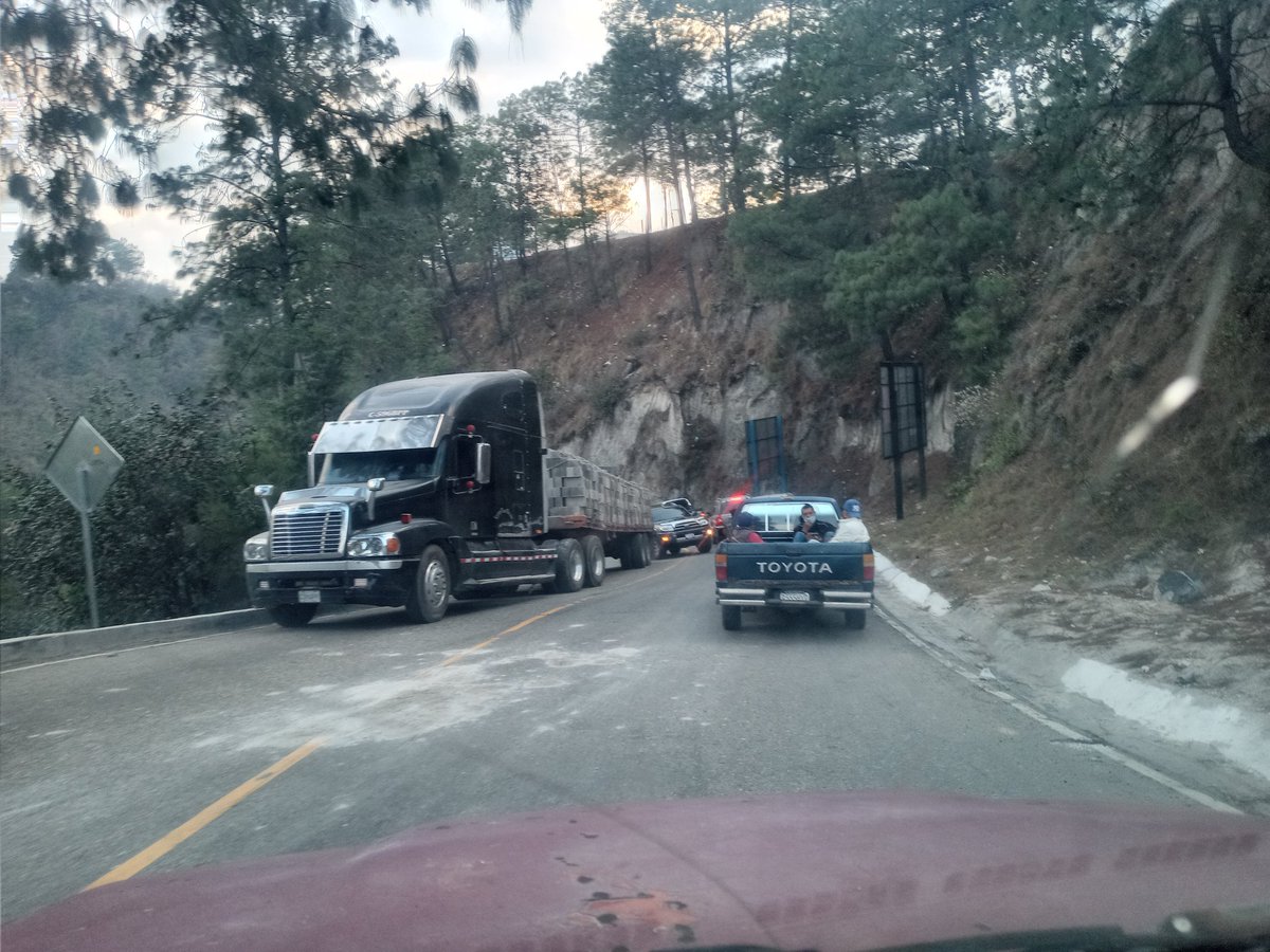 corderoquiche's tweet photo. Trailer con desperfectos mecánicos provoca enorme embotellamiento en el Km. 157 El Canchó, Santa Cruz del Quiché. https://t.co/PPh9YFoC5T