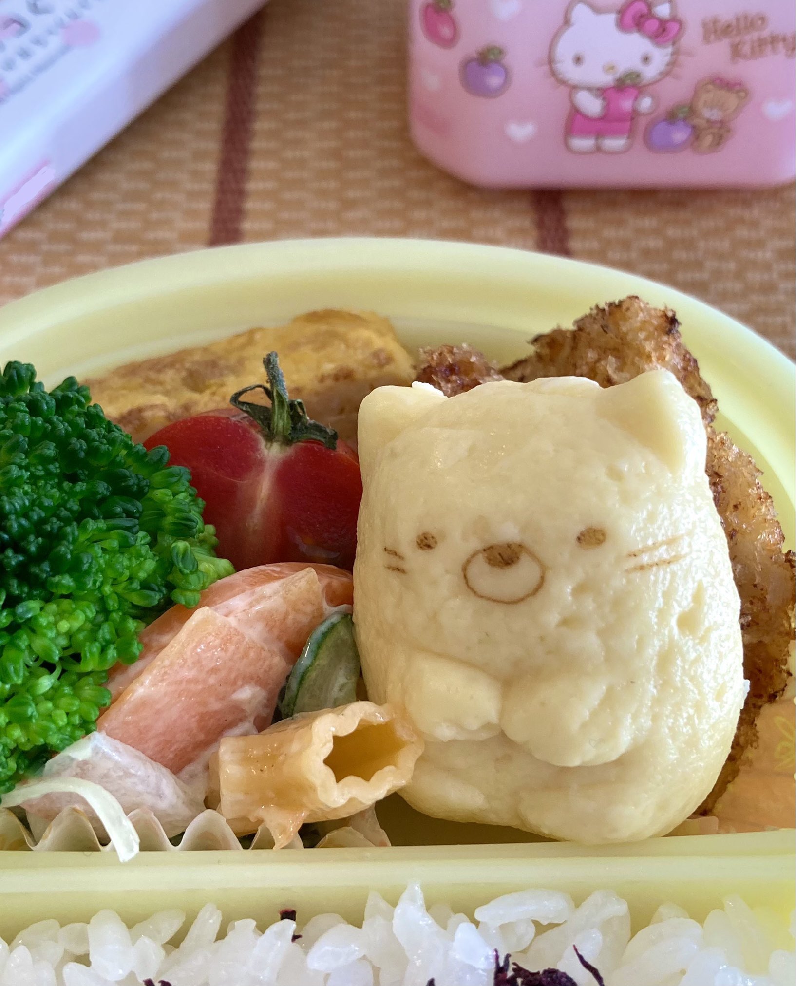 Raytonana 娘の学童の お弁当 すみっこ かまぼこが可愛くてたまらない すみっこって本当に日本人のツボを 心得てるわー チキンカツとサラダは昨日の夕飯のもの きゅうりもトマトも嫌いな息子の弁当は地味 旦那も1人で食べる弁当だし適当に詰める 娘のお