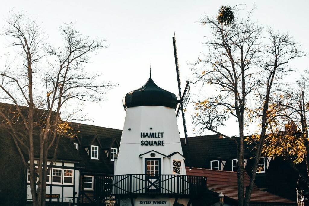 TrojanEditor's tweet photo. Hamlet Square.
•
•
•
#hamletsquare #solvangcalifornia #solvangca #solvang #visitsyv #syvibes #santaynezvalley #visitcalifornia #santabarbaracounty #sbcounty #danish #danisharchitecture #sevtapwinery #californiaroadtrip #californiaadventures #canonpho… https://t.co/zs98DxyjAr https://t.co/uxtoykKPqR