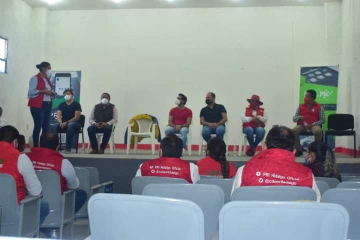 PRI_MX_HGO's tweet photo. Nuestro objetivo es continuar otorgando herramientas e instrumentos que nos permitan digitalizar la política a través de la certificación y capacitación. Instalamos el consejo municipal de estrategia digital en el distrito local IX ¡Vamos con toda la actitud! #HidalgoDigital https://t.co/E9fM06iwab