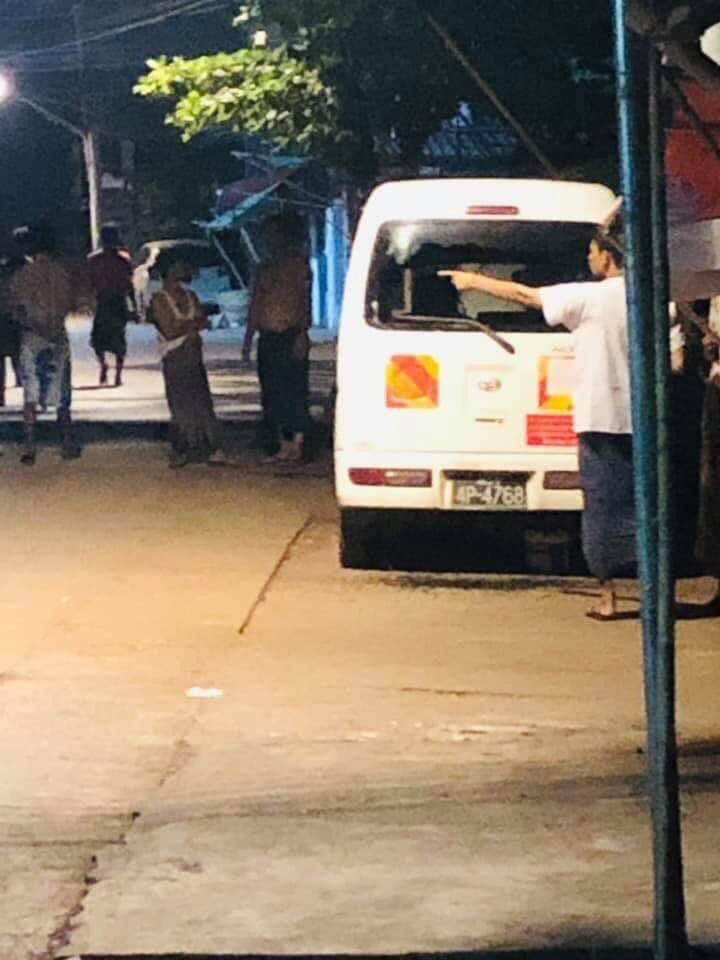 ShoonLaeNC's tweet photo. @RapporteurUn မနေ့ညက ရန်ကုန် ဒေါပုံမြို့နယ်အတွင်း ညအိပ်ရပ်နားထားသော ပြည်သူပိုင်မော်တော်ယာဉ်များကို အကြမ်းဖက်စစ်ကောင်စီအုပ်စုက ဖျက်ဆီးသွားခဲ့သည်။ KEEP ON MOBILE DATA #WhatsHappeningInMyanmar #Mar23Coup https://t.co/DjJpOEIZ7Y
