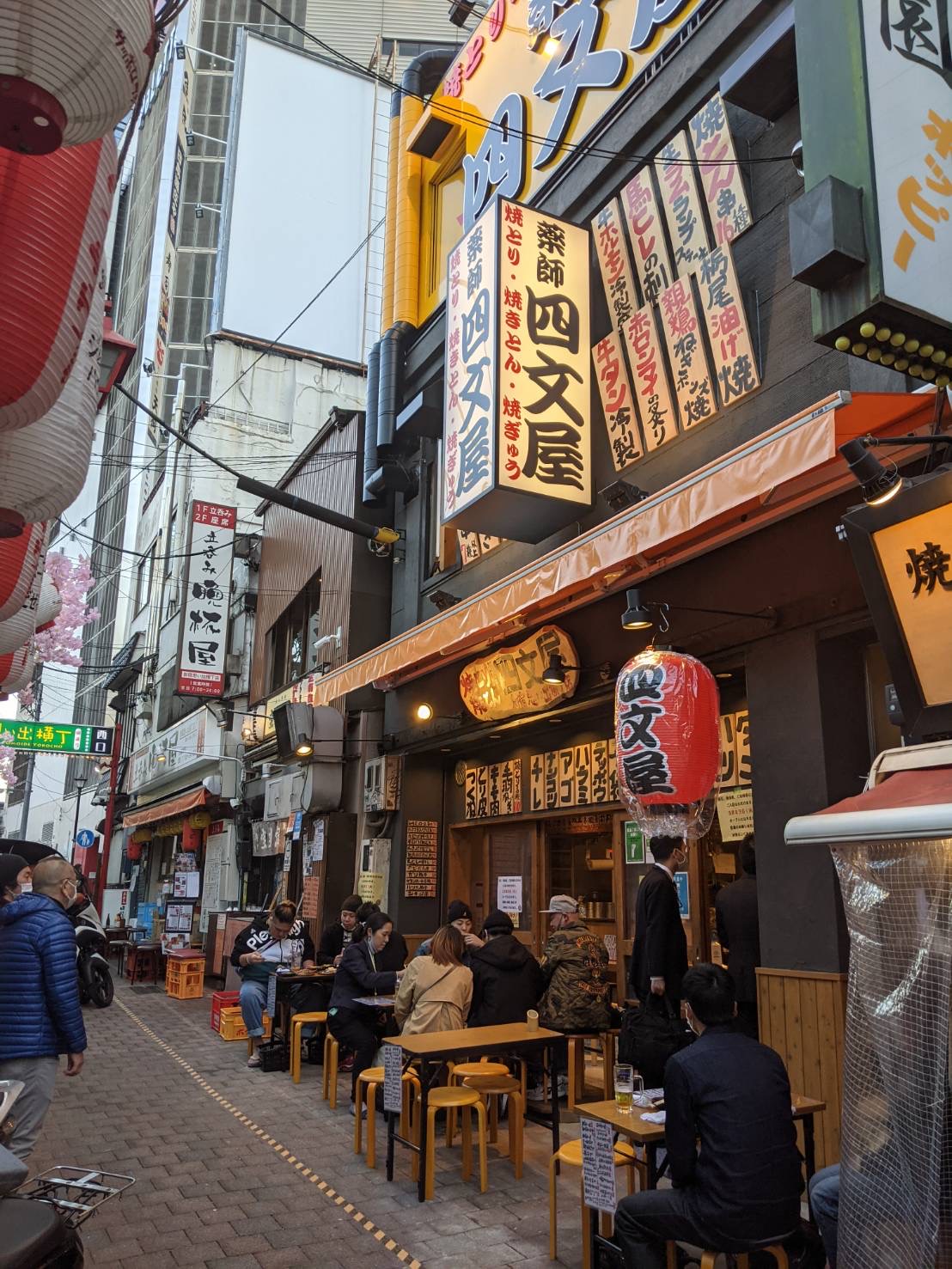 四文屋 新宿思い出横丁店 本日3月23日 火 12 00グランドオープン 新宿区西新宿1 2 5 31日 水 までは12 00 21 00までの 営業時間となります 他都内全店舗も21 00までの営業となります 皆様のご来店お待ちしております T Co
