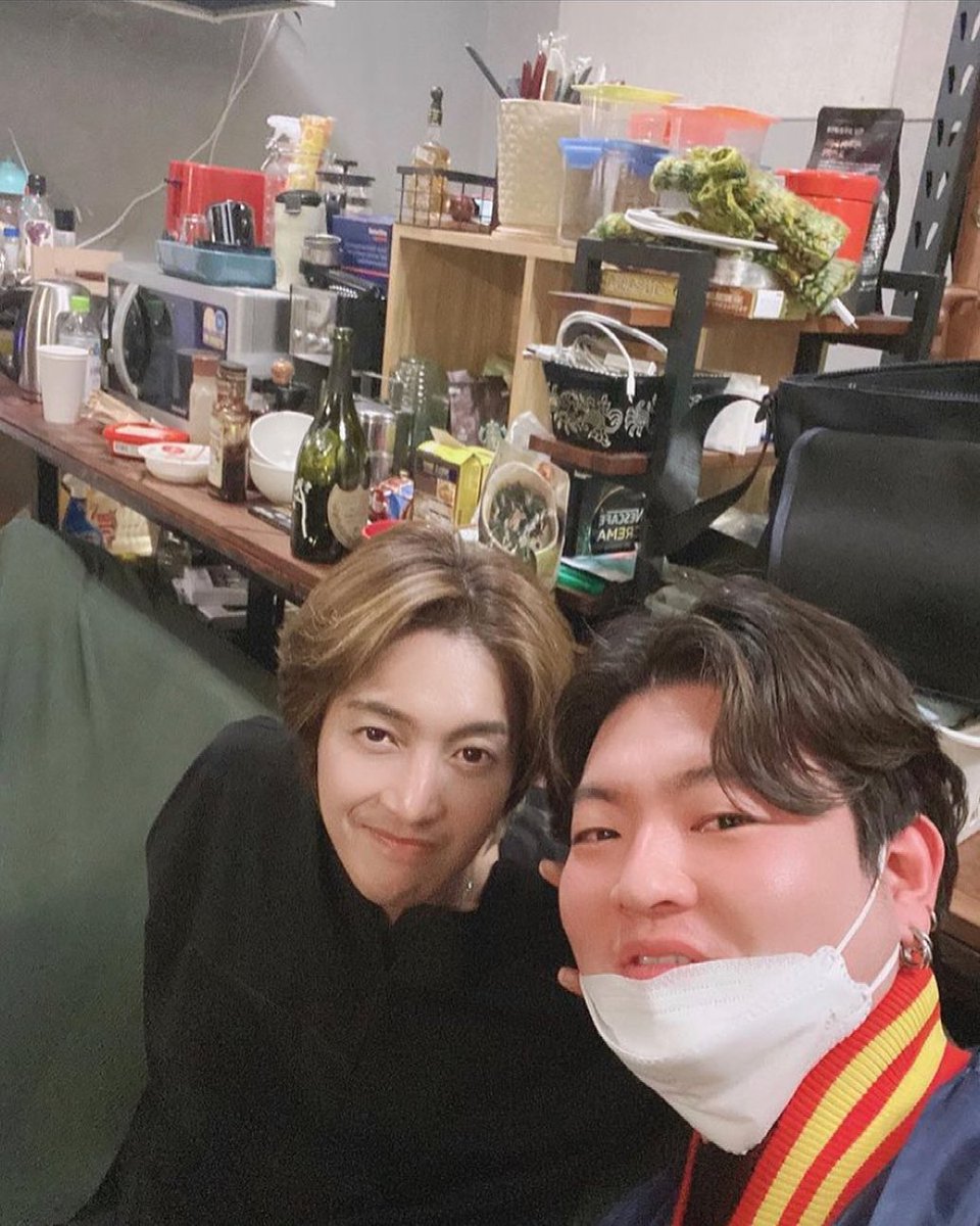HechoHenecia's tweet photo. [2021.03.22] Uno de los integrantes de Atom Music compartió una imagen con Hyun 🥰😍
Cr. @ish_0808
#KimHyunJoong  #김현중 #キムヒョンジュン  #시간이멈추는그때 #takemyhand  #waitforme #キム・ヒョンジュン #一緒にTakemyhand #ss501 #リダ #리더  #henecia_music #atommusic https://t.co/7OMdoTaFI2