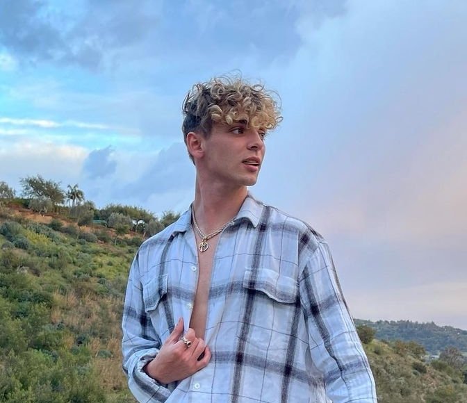 nosh_loves's tweet photo. de acordo com a porcentagem da sua bateria, quais são as chances de vc conhecer o Josh esse ano? https://t.co/kEi5ii7zKZ