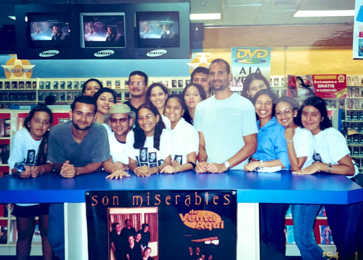 nickolin26's tweet photo. Con el permiso de los presentes en esta foto... 2001 creo. Reunión con el club de fans de #SonMiserables por el VHS de los 10 años, en Blockbuster calle 50. Con tshirt y todo bien cute. (Yo tomé la foto antes q me vayan a preguntar) #circa2001 https://t.co/ge2wa7Y6mD