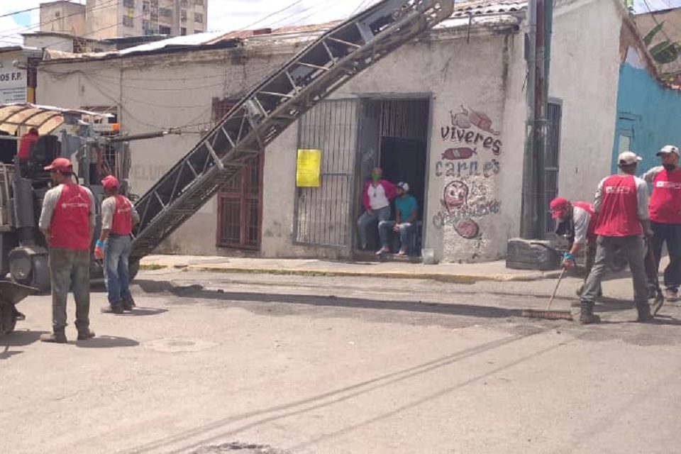 DiarioTalCual's tweet photo. A paso de tortuga reparan vialidad en La Pastora #TalCual #ClaroyRaspao #SinApuro https://t.co/YsNYVeSukj https://t.co/nMU8xs32X7