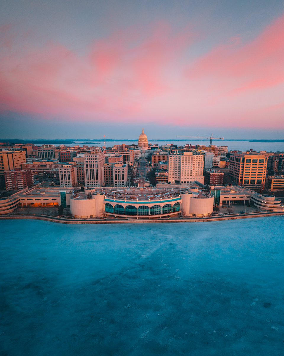 TheSamLi's tweet photo. Feels officially like spring in Madison! Going to miss these frozen lakes though. They make for such crazy photos of the city. #MadisonWI #Wisconsin https://t.co/Tzm9KfF0dM