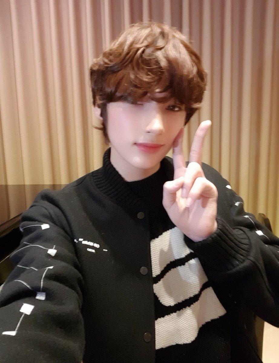 TIMEXTRAVELERS's tweet photo. Y si se pensaban que iba a quedarme sin presumir mi #KOUPLAYLIST entonces estaban muy equivocados porque si hay algo que no para de sonar en los parlantes de la casita viajera es #YOUNGKB. Te amo Kou, firmame la frente. 😽

#EIJI٩(｡˃ ᵕ ˂ )و https://t.co/394k6pt1a2