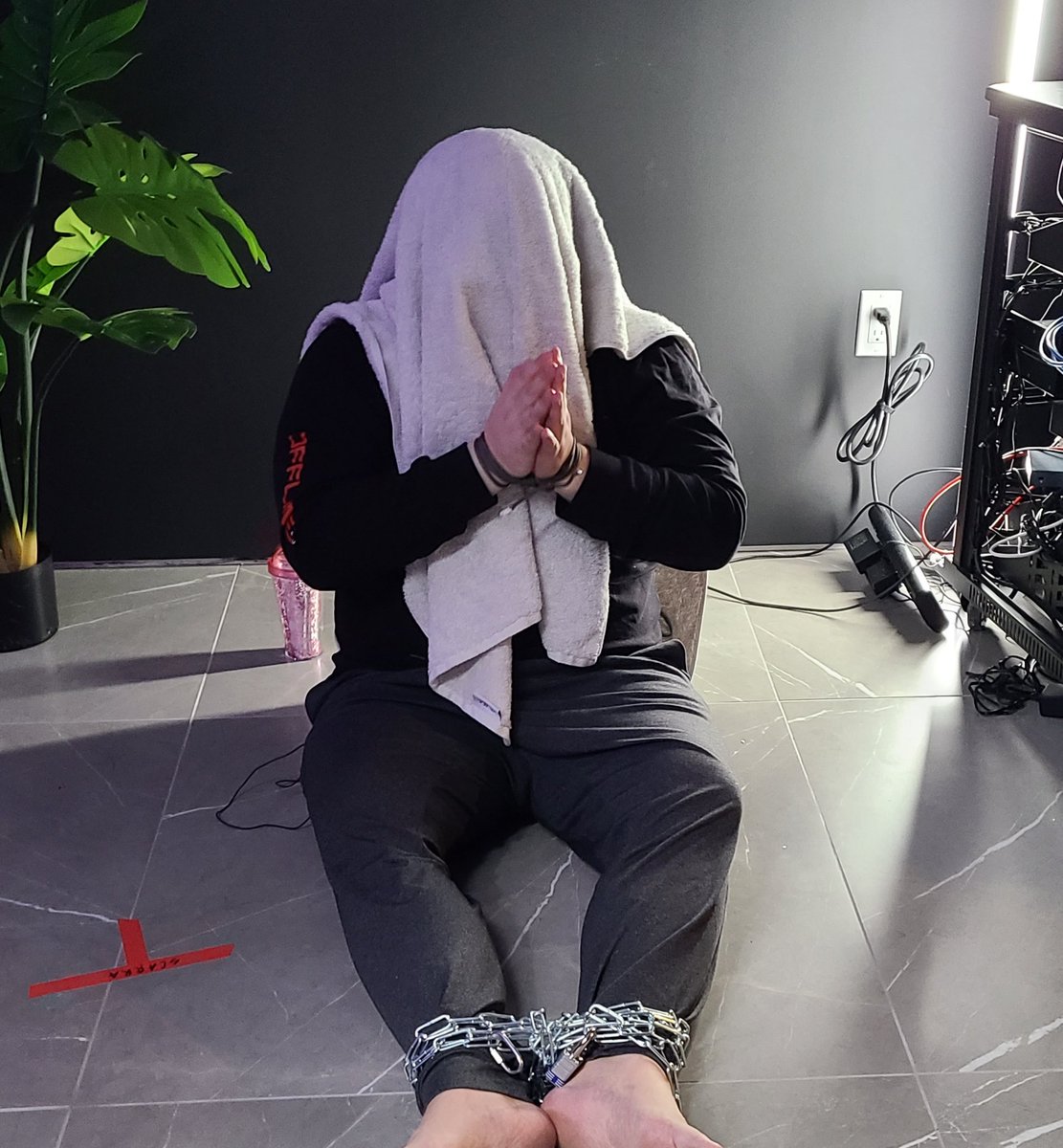 OfflineTV's tweet photo. 🙏 https://t.co/6ILyBG5QKc