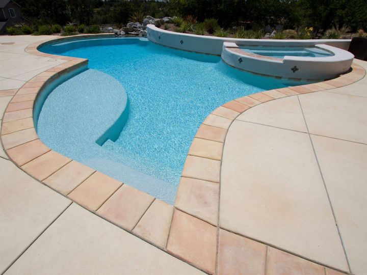 Who else loves uniquely-shaped pools? We're inspired by this wavy California pool. What is your favorite pool shape? Comment below!
swimming...