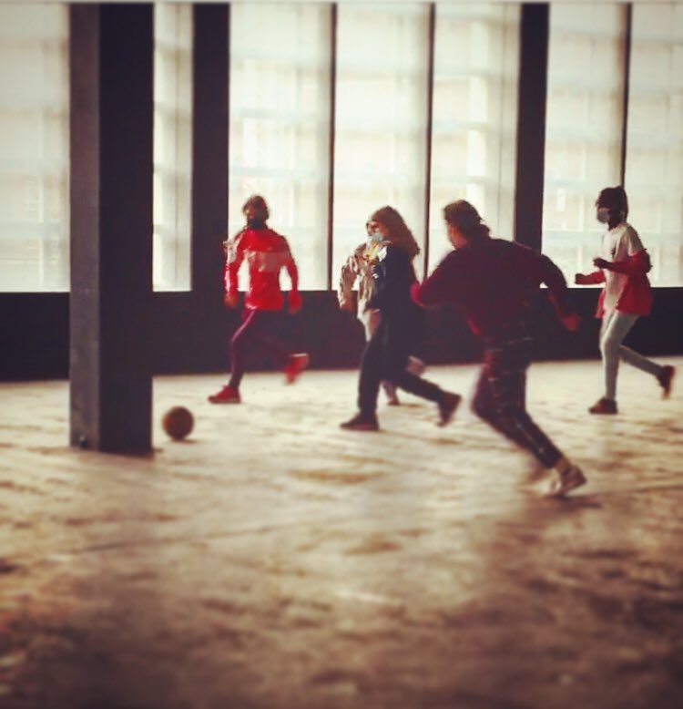 NevelingIngrid's tweet photo. #lacourderécrépourtoutesettous les garçons de 4e et 3e empêchaient tacitement les filles de jouer au foot à la récré . Une perception des filles archaïque. On y remédie ensemble  #osezparler #eduquerlesgarçons #mixité #college19e #cvc #girls🌺🌟🙌#bougerleslignes #utilitepublique https://t.co/SMvsBjxZa1