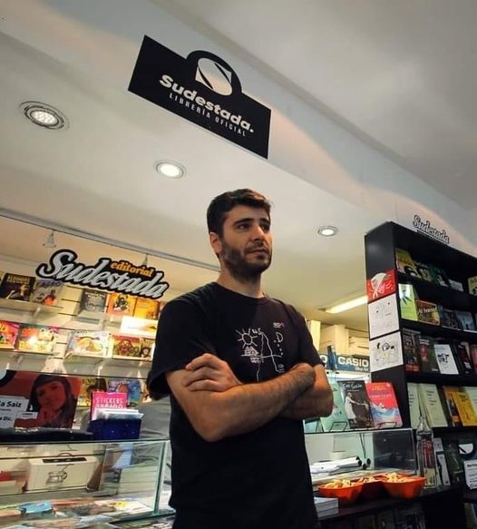 ElFurgon0KM's tweet photo. El dolor que cala hondo estará por siempre. Con la muerte de Hugo Montero se fue el mejor de los nuestros. Desde @ElFurgon0KM abrazamos a @RevSudestada @LibrosSudestada, a sus familiares y amigos, a todos sus compañeros y compañeras. https://t.co/QehecHsPam