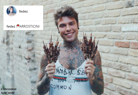 Entreri_Arnodas's tweet photo. "Siete tutti invitati".
In piena zona rossa a #Assergi @Fedez ha partecipato a una gara clandestina di mangiata di arrosticini! Senza mascherina, ma soprattutto senza RISPETTO per chi ogni giorno combatte il #COVID19. Fategli fare un giro in una corsia d'ospedale. https://t.co/Aw7Urq9VQR