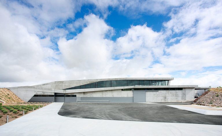 En plena Ribera del Duero. En la Milla de Oro, donde están las bodegas más emblemáticas de España.

Dominada por un maravilloso olivo de más de 1500 años, el sueño adquirió forma en una bodega de vanguardia.

Bodegas Tr3smano