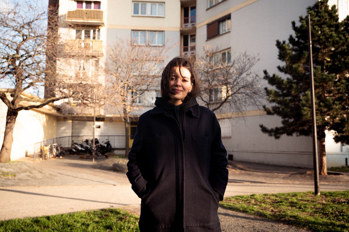 Nouveau portrait cette semaine 👥

<a href="/SabrineMimouni/">Sabrine Mimouni</a>, 24 ans, originaire de la cité Hoche à Ivry-sur-Seine (94), une "banlieusartitude" au max, 
un pied au Maroc et la tête dans le journalisme 🗞

📝 <a href="/igadonia/">donia ismail🦋</a> 📸 <a href="/YvesRizou/">ivry.zoo</a>