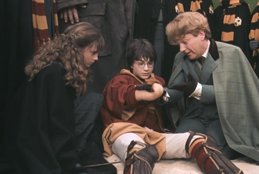 Посмотрите на Гарри, он такой бедняга
По нему видно, что он хочет побить Локонса за плохое лечение, но у него 
Не ПоДниМаеТся  РукА