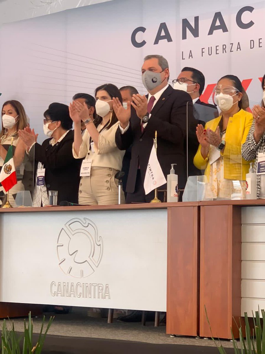 SofiaCalvertMtz's tweet photo. Con la primera mesa directiva paritaria de @CANACINTRAMex y de las cámaras empresariales en general, @enoch_cfz envía el claro mensaje de que si en alguien hay una verdadera dimensión social es en lo empresarios mexicanos, en los empresarios de CANACINTRA. ¡Gracias Presidente! ⚙️ https://t.co/ixNxQEknt9