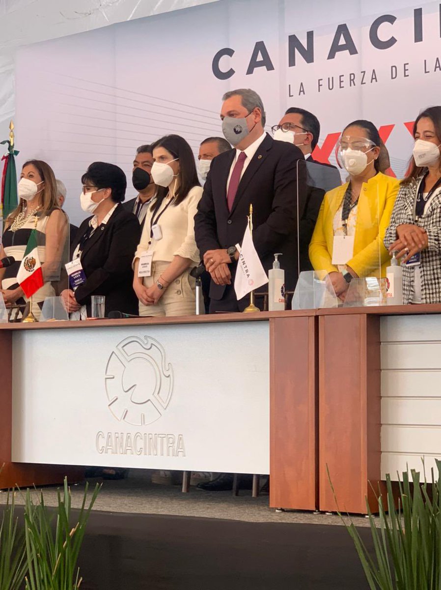 SofiaCalvertMtz's tweet photo. Con la primera mesa directiva paritaria de @CANACINTRAMex y de las cámaras empresariales en general, @enoch_cfz envía el claro mensaje de que si en alguien hay una verdadera dimensión social es en lo empresarios mexicanos, en los empresarios de CANACINTRA. ¡Gracias Presidente! ⚙️ https://t.co/ixNxQEknt9