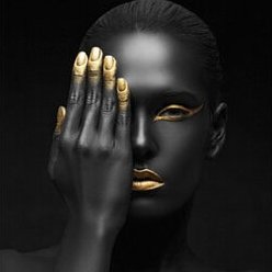 "susardın ve kar yağardı

gözlerinde başlardı gece
yarım kalmış kitaplarda sürerdi
alnımızda bilenen kör bir bıçaktı günler
zaman kırılmış aynalardı

susardın, durmadan susardın ve kar yağardı"

hicri izgören