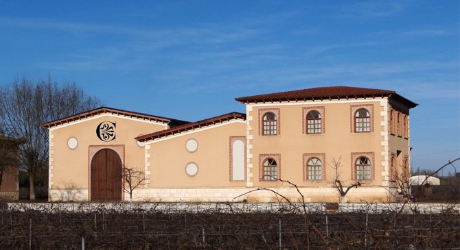 La realidad de este proyecto se fragua entre los muros de piedra del Convento de las Claras, en Peñafiel.

El Doctor José Carlos Álvarez y su proyecto deciden materializar en vino la historia.

Historia, tradición, innovación y sabiduría.

Bodegas Convento de las Claras