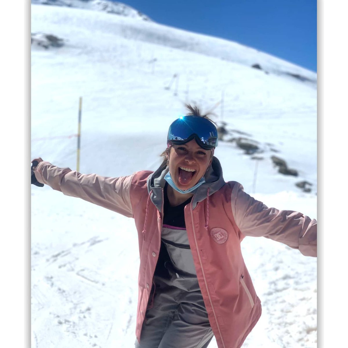 mariloliPG's tweet photo. #snowday #enjoythemoment @websierranevada #DC #Okley #SierraNevada #skiing #white #blue #mountains 💙❄ https://t.co/C6NT0Li6Q8